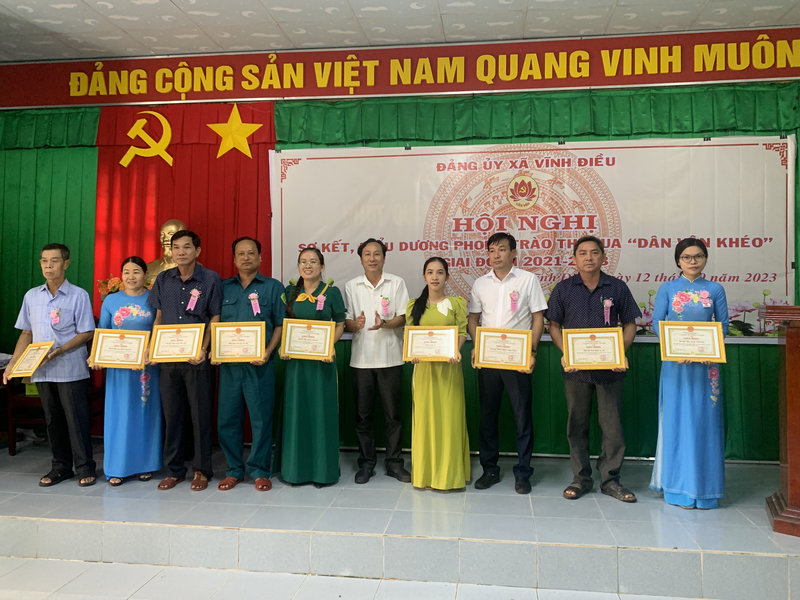 Hình ảnh: Đc Trần Quang Thái- Bí thư Đảng ủy xã khen thưởng cho 9 mô hình xuất sắc